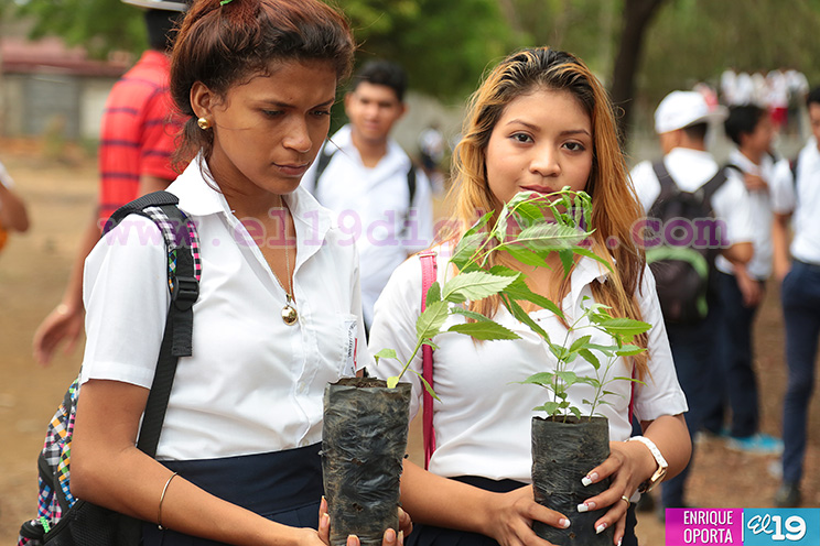 Rom&aacute;n "Chocolatito" Gonz&aacute;lez siembra un &aacute;rbol en el Instituto Ram&iacute;rez Goyena